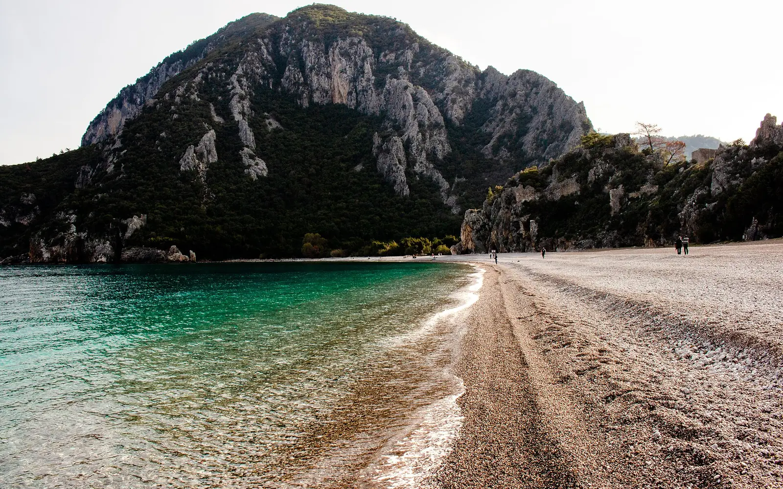 La plage de Çıralı, la crête d'Olympos derrière le rivage de galets
