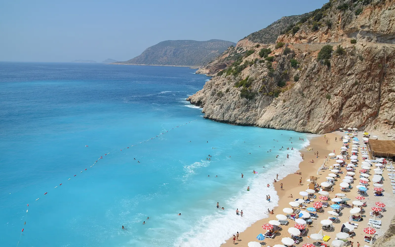La crique turquoise de la plage de Kaputaş au pied des falaises méditerranéennes