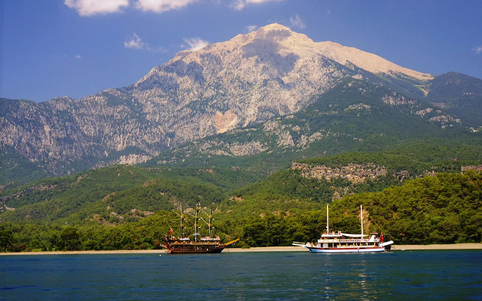 Le mont Tahtalı vu depuis le rivage de Kemer