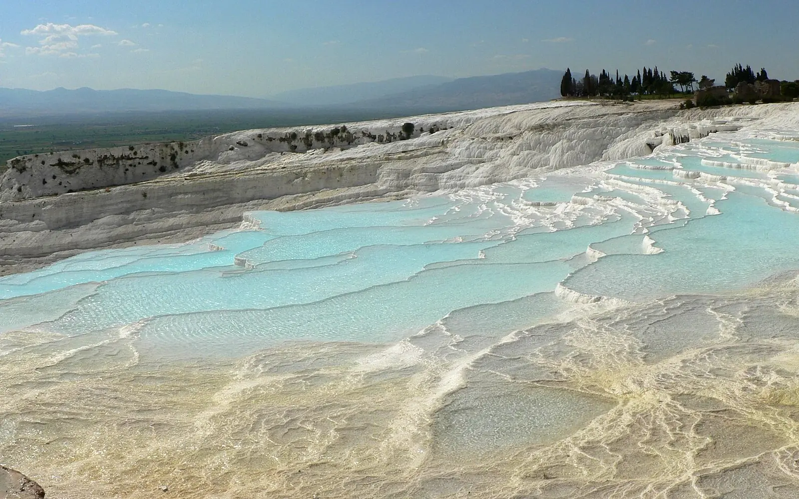 Les travertins blancs et les vasques en terrasses de Pamukkale